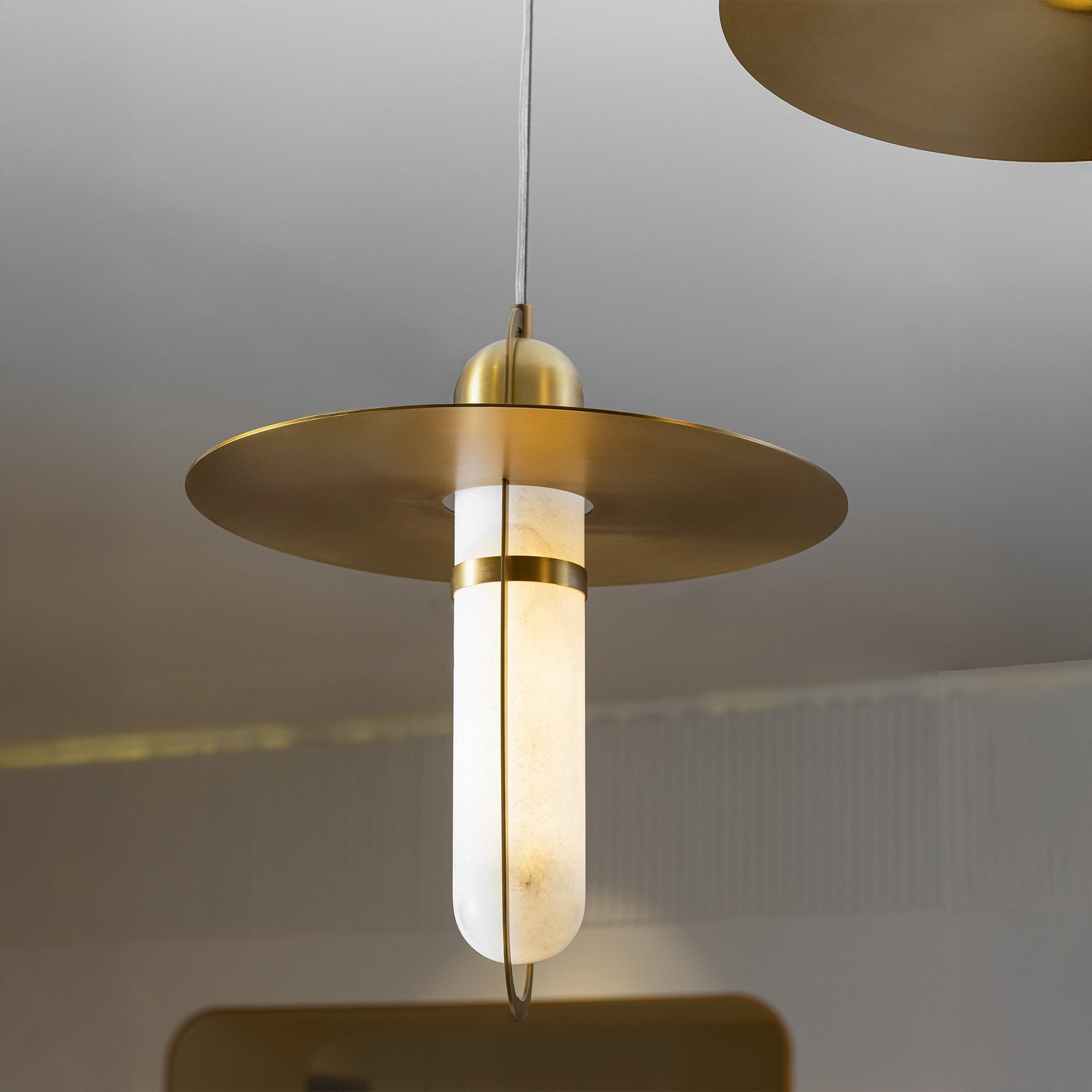 LAMPA WISZĄCA BRIM ALABASTER